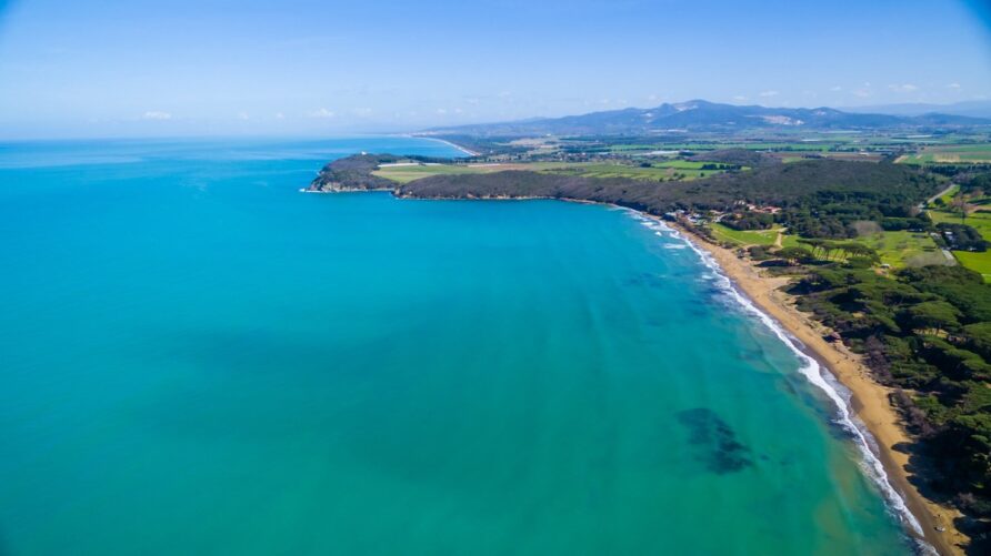 The coast near Orizzonte Verde: from Follonica to Baratti, with salt on your skin and history under your feet
